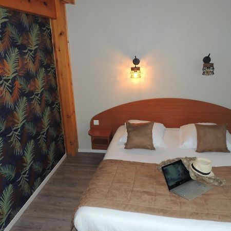 Logis Hotel Les 3 Marchands Bressuire Exterior photo