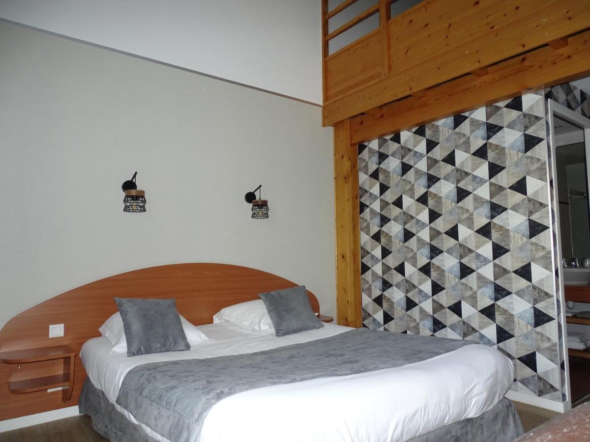 Logis Hotel Les 3 Marchands Bressuire Exterior photo